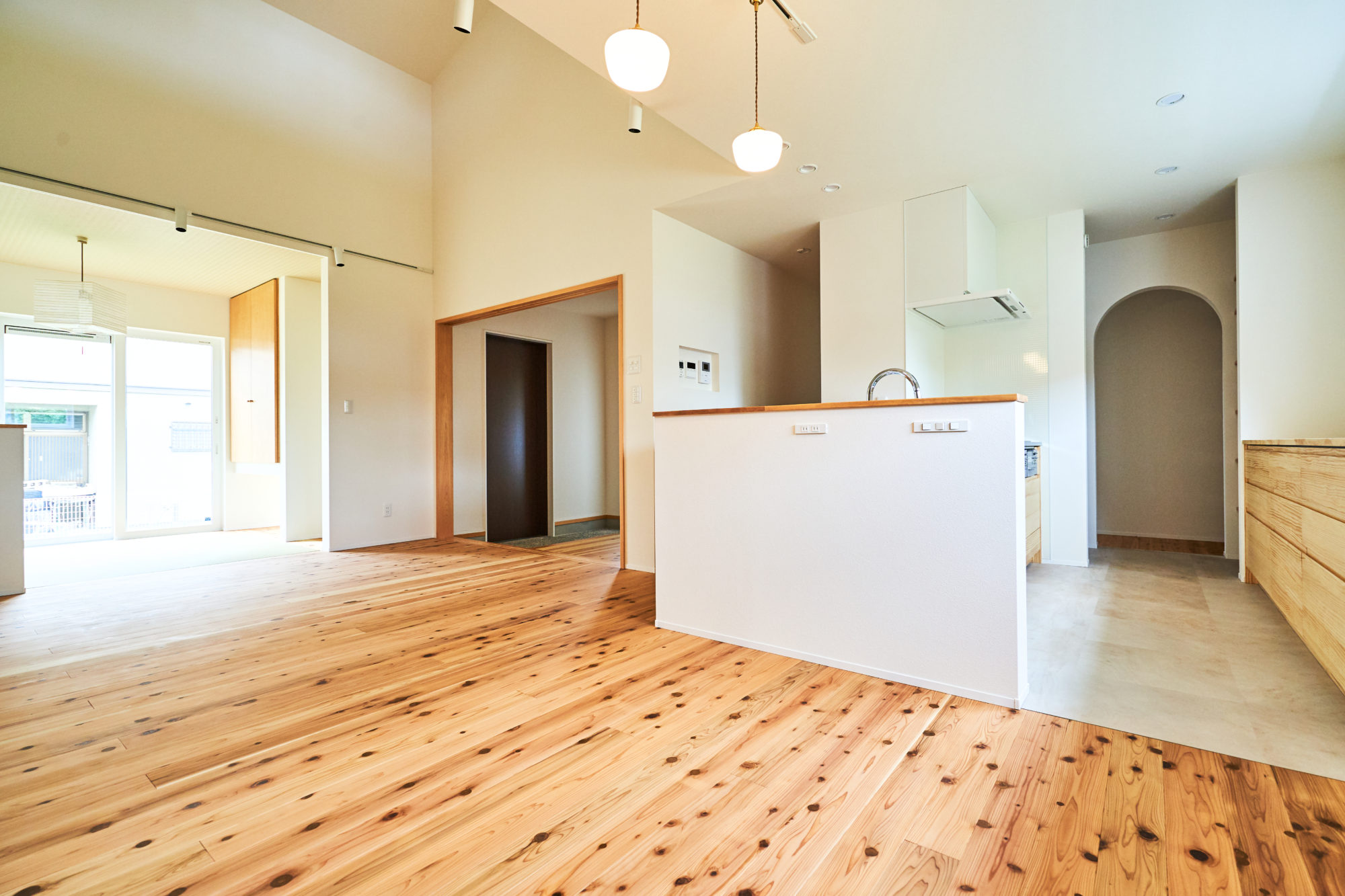 木のぬくもりを感じるガレージハウス